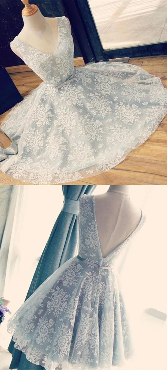 Robe de soirée courte en dentelle bleu pâle à col en V