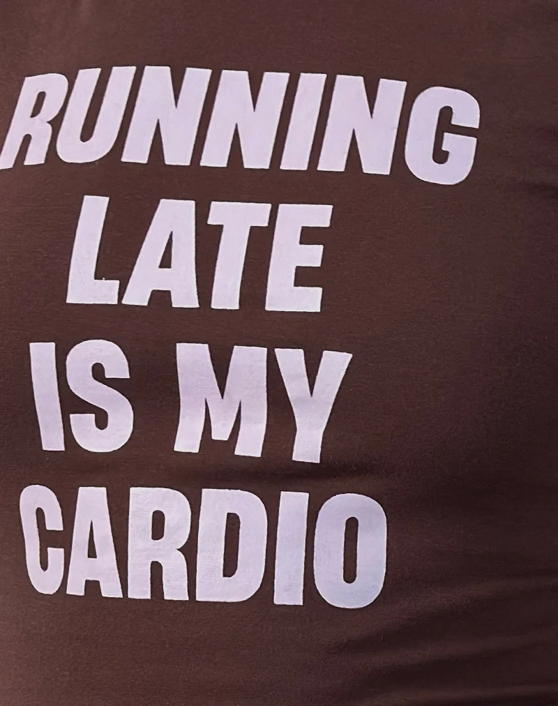 Rinea Tee Top en chocolat amer avec reliure violette et slogan Running Late