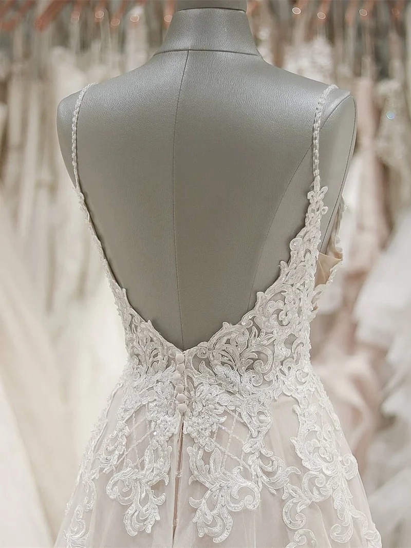 Superbe robe de mariée en dentelle à bretelles spaghetti et dos nu