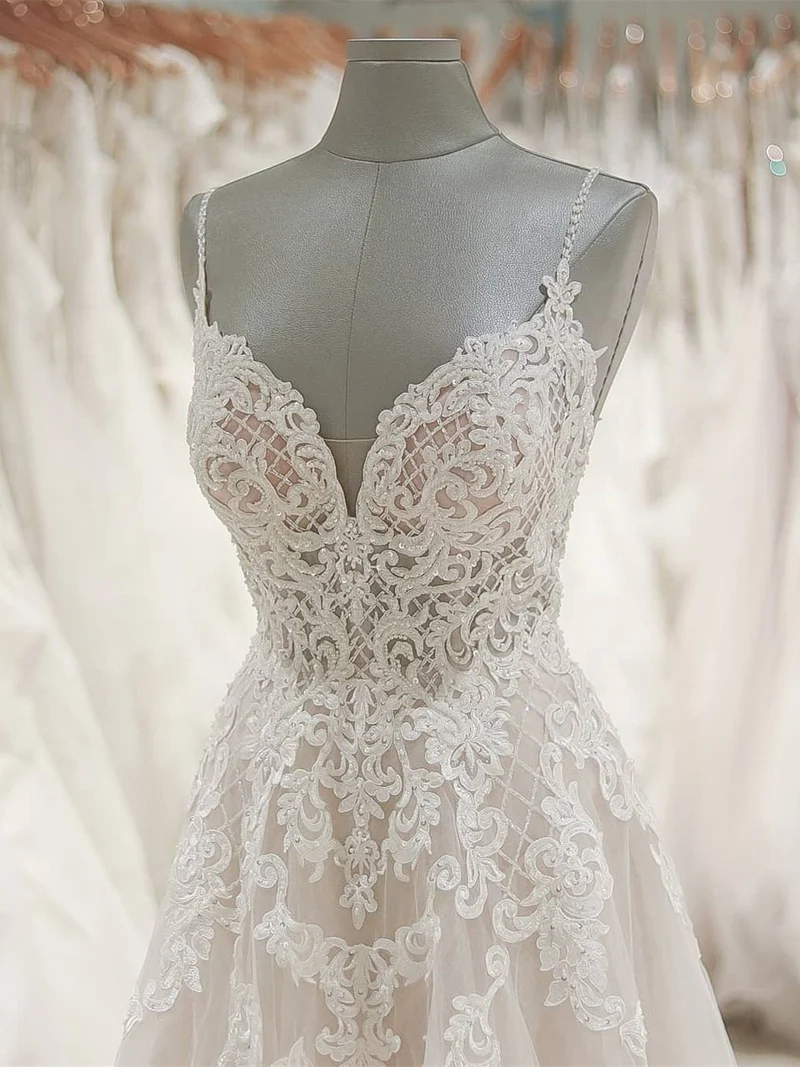 Superbe robe de mariée en dentelle à bretelles spaghetti et dos nu