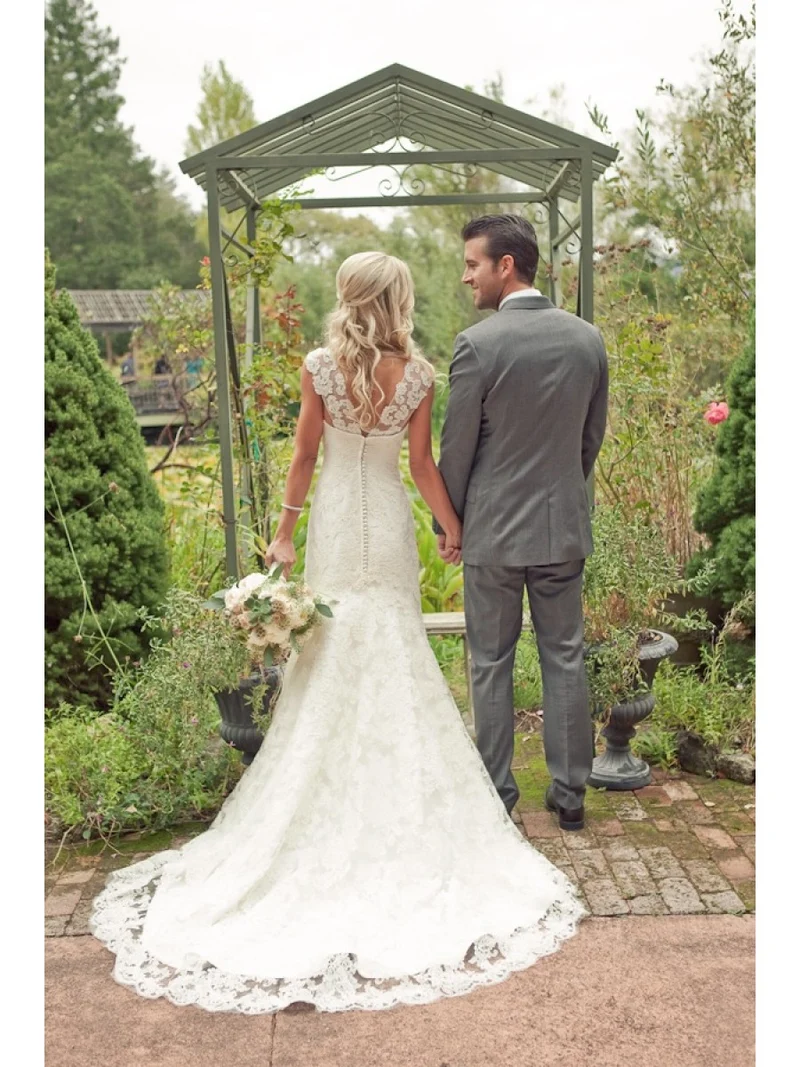 Robe de mariée en dentelle ridiculement époustouflante avec mancherons