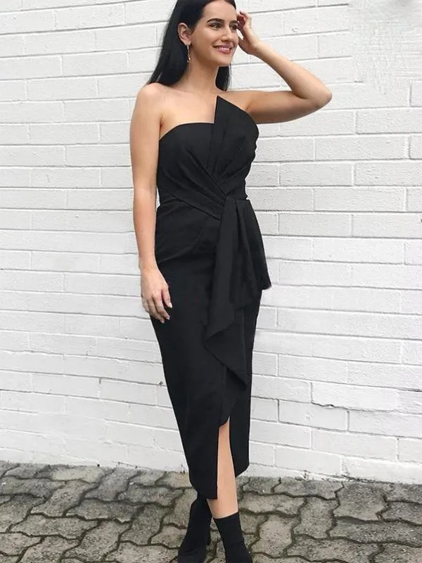 Robes de demoiselle d'honneur courtes sans bretelles noires chic avec fente