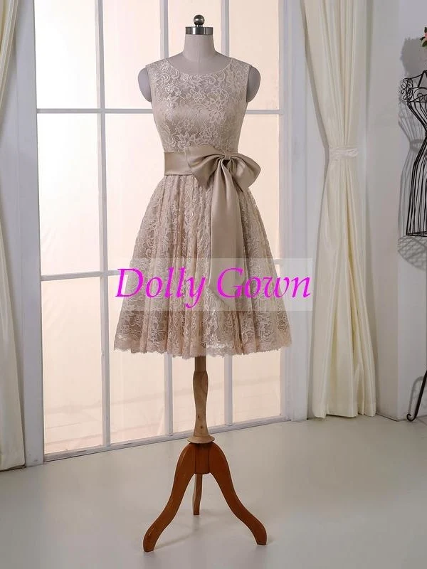 Robes de demoiselle d'honneur courtes en dentelle champagne avec col illusion et dos ouvert