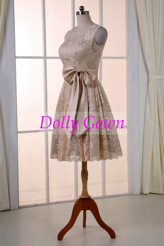Robes de demoiselle d'honneur courtes en dentelle champagne avec col illusion et dos ouvert