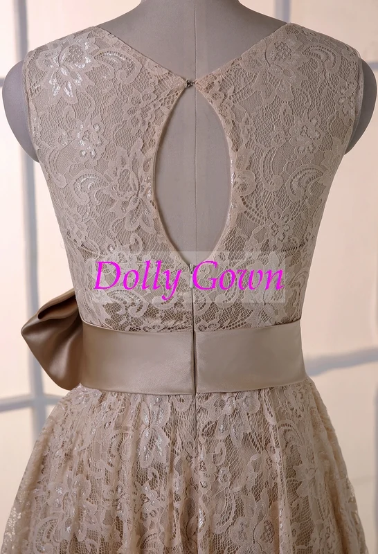 Robes de demoiselle d'honneur courtes en dentelle champagne avec col illusion et dos ouvert
