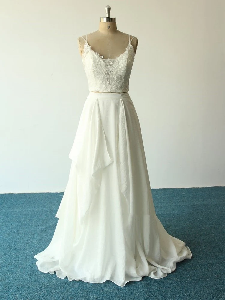 Robe de mariée en deux pièces avec haut court en mousseline de soie fluide unique à bretelles spaghetti