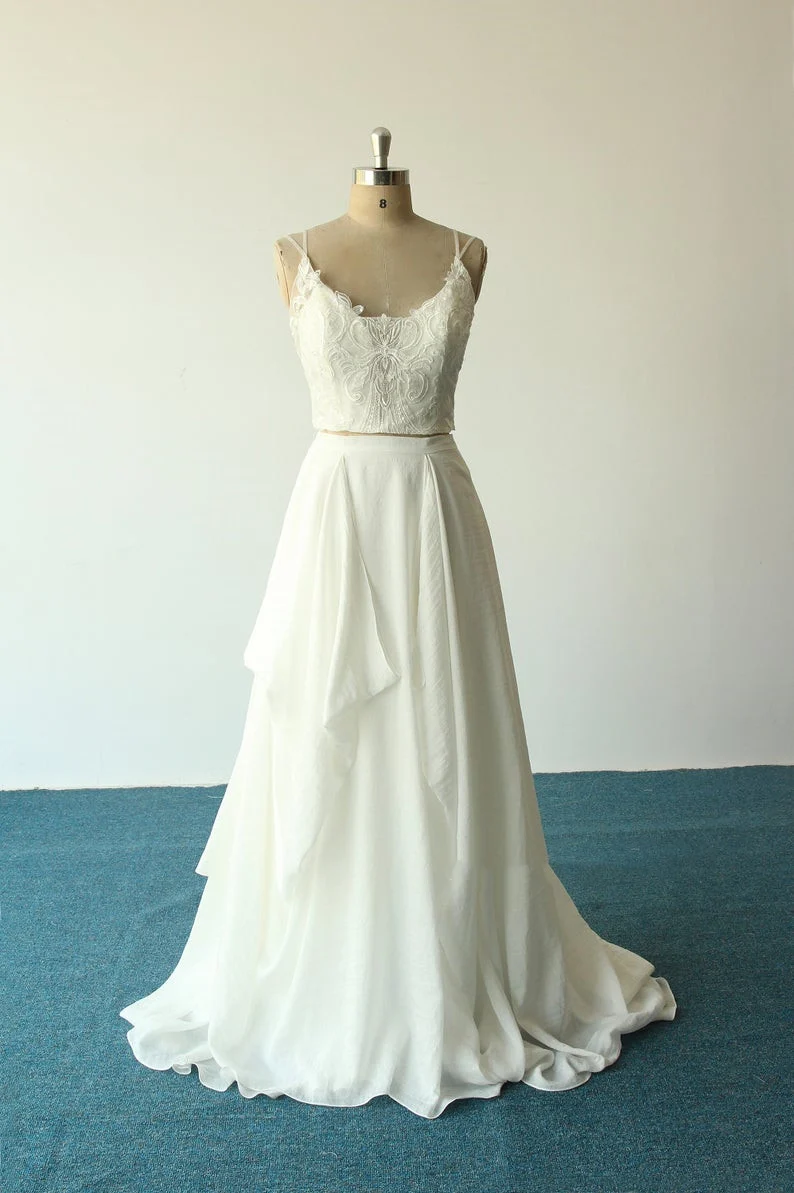 Robe de mariée en deux pièces avec haut court en mousseline de soie fluide unique à bretelles spaghetti