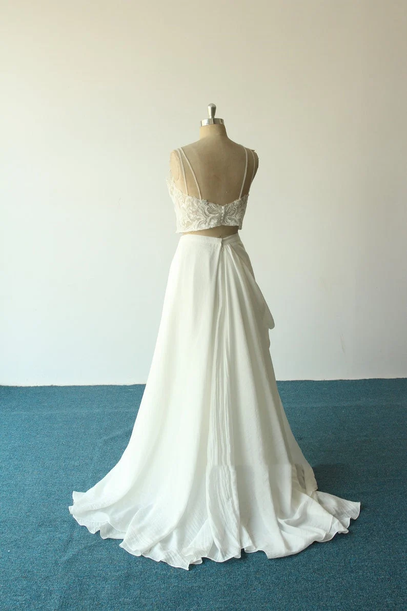 Robe de mariée en deux pièces avec haut court en mousseline de soie fluide unique à bretelles spaghetti