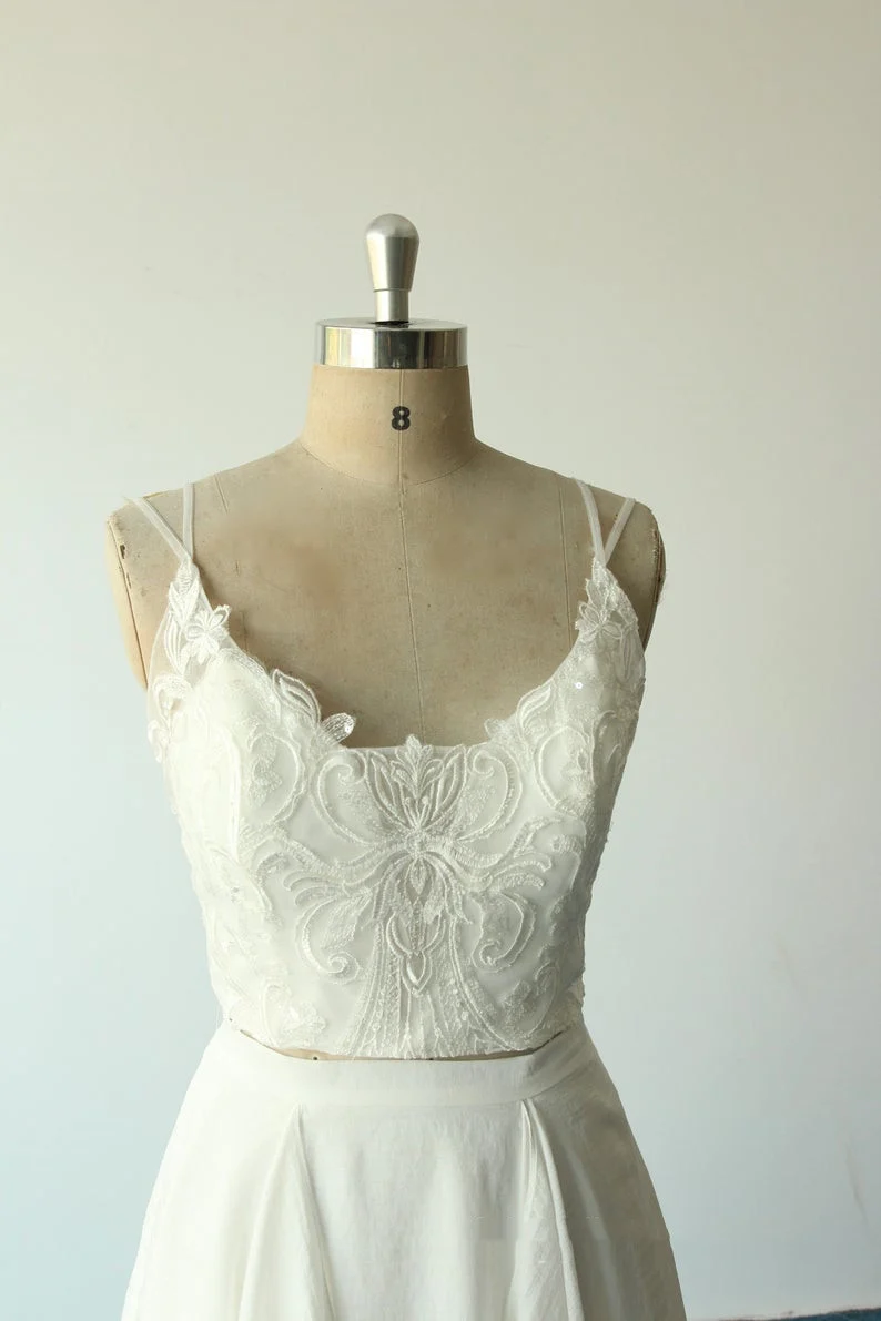 Robe de mariée en deux pièces avec haut court en mousseline de soie fluide unique à bretelles spaghetti