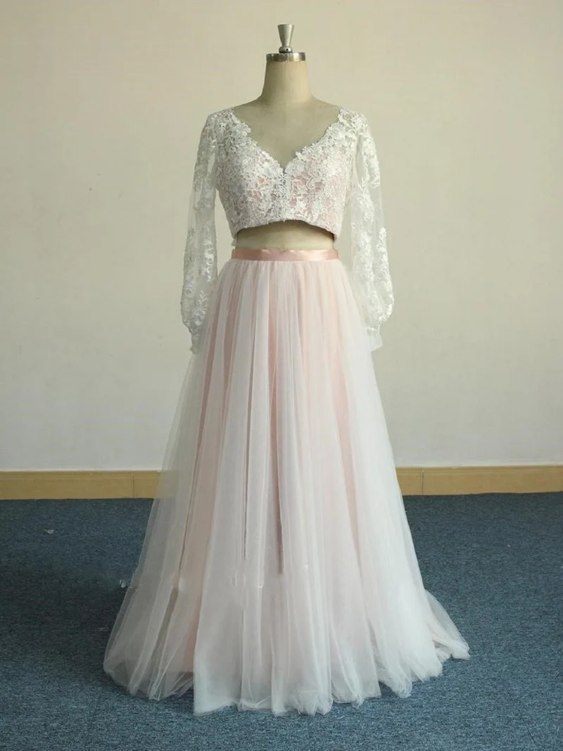 Robe de mariée rose deux pièces à manches longues avec jupe en tulle, superposition de dentelle blanche