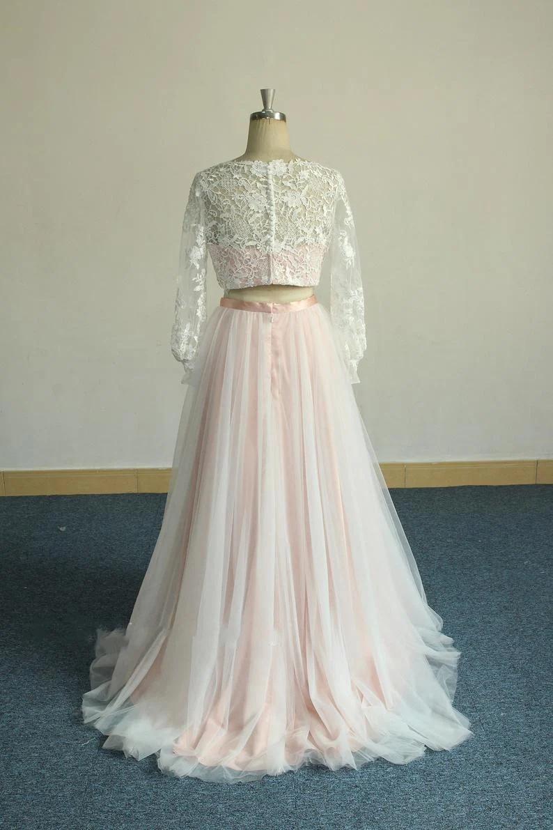 Robe de mariée rose deux pièces à manches longues avec jupe en tulle, superposition de dentelle blanche