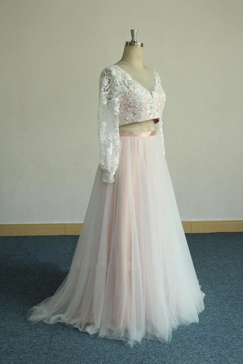 Robe de mariée rose deux pièces à manches longues avec jupe en tulle, superposition de dentelle blanche