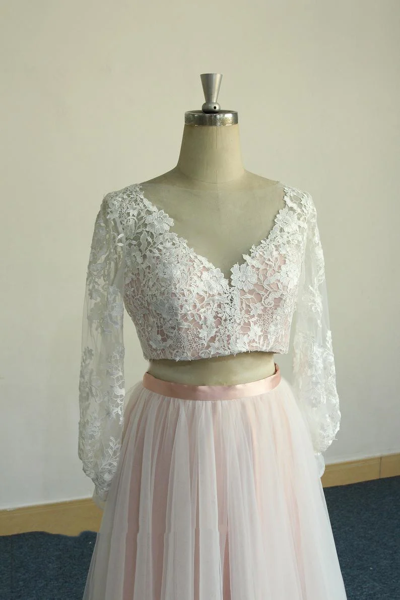 Robe de mariée rose deux pièces à manches longues avec jupe en tulle, superposition de dentelle blanche