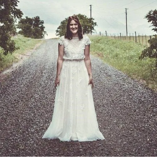 Robe de mariée en dentelle de style campagnard, manches courtes uniques, deux pièces longues, séparations de mariée