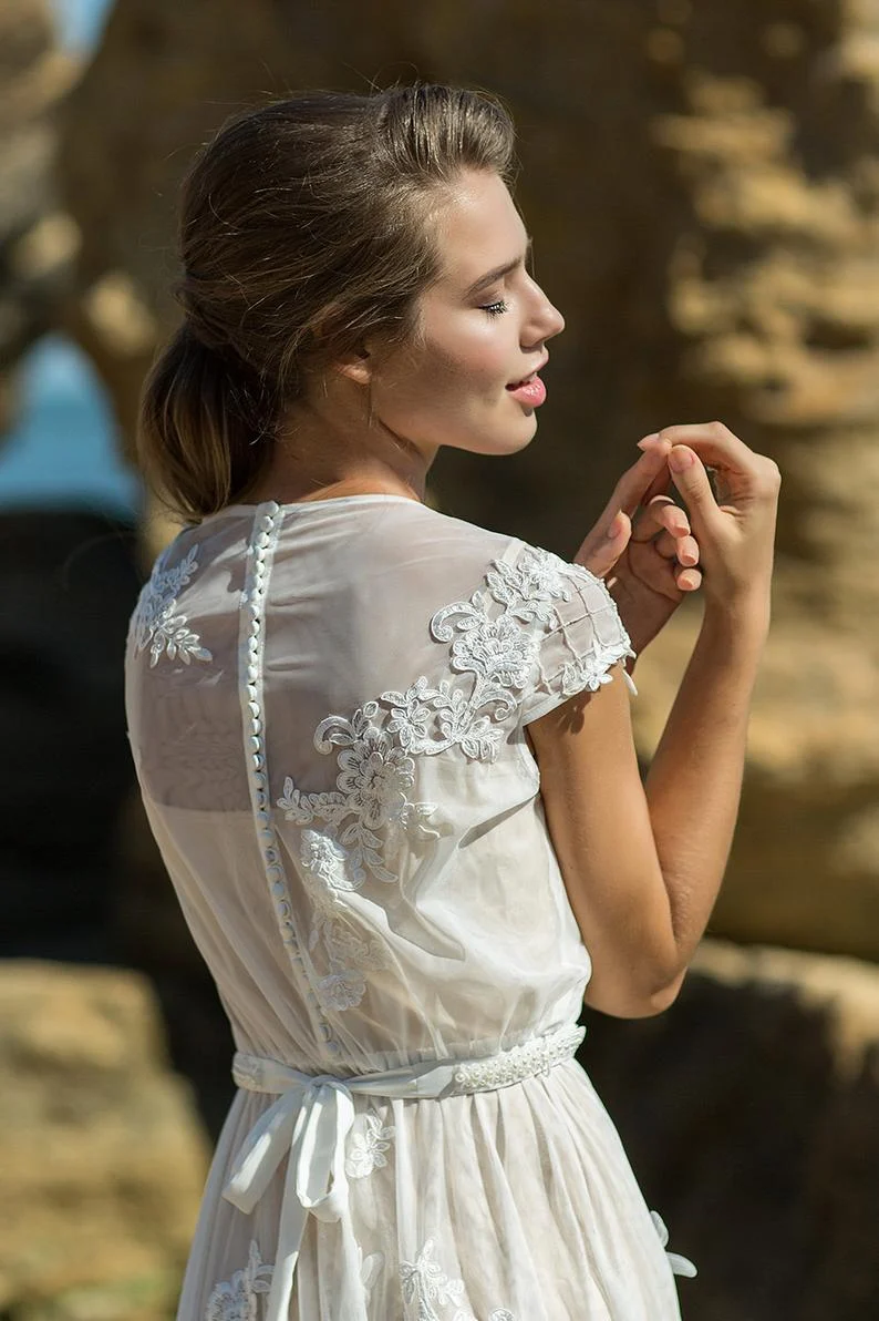 Robe de mariée en dentelle de style campagnard, manches courtes uniques, deux pièces longues, séparations de mariée