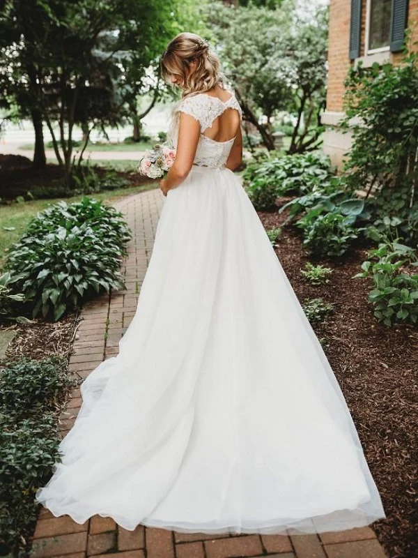 Robe de mariée décontractée en deux pièces avec haut en dentelle et dos ouvert, jupe en mousseline de soie, séparation