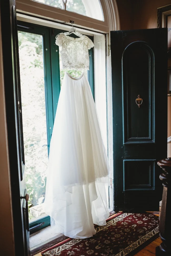 Robe de mariée décontractée en deux pièces avec haut en dentelle et dos ouvert, jupe en mousseline de soie, séparation