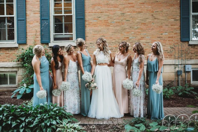 Robe de mariée décontractée en deux pièces avec haut en dentelle et dos ouvert, jupe en mousseline de soie, séparation