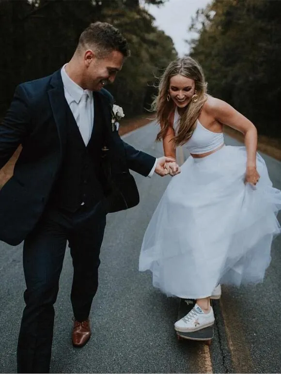 Robe de mariée longue simple et décontractée avec haut court et jupe en tulle