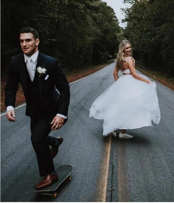 Robe de mariée longue simple et décontractée avec haut court et jupe en tulle