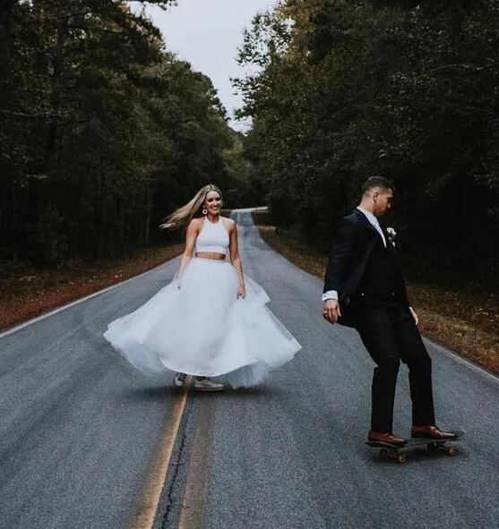 Robe de mariée longue simple et décontractée avec haut court et jupe en tulle