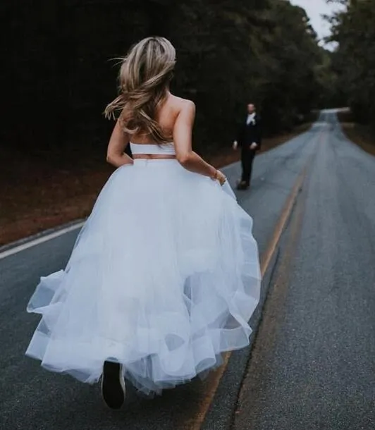 Robe de mariée longue simple et décontractée avec haut court et jupe en tulle
