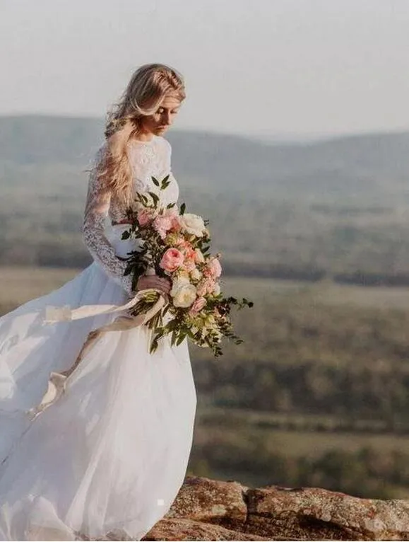 Robe de mariée fluide d'été décontractée deux pièces avec haut en dentelle à manches longues et jupe en mousseline de soie
