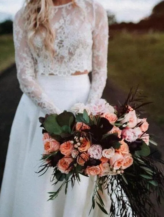 Robe de mariée fluide d'été décontractée deux pièces avec haut en dentelle à manches longues et jupe en mousseline de soie
