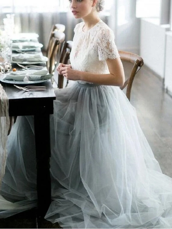 Robe de mariée haut court à manches courtes en dentelle rustique romantique avec jupe en tulle gris