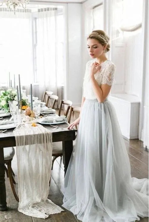 Robe de mariée haut court à manches courtes en dentelle rustique romantique avec jupe en tulle gris