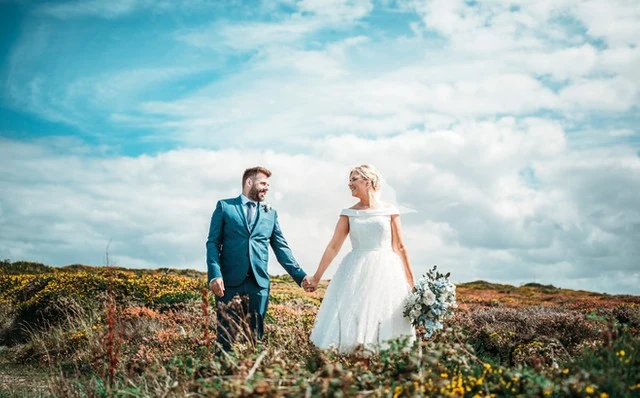 Style campagnard des années 50 style épaule dénudée à pois robe de mariée en tulle longueur thé