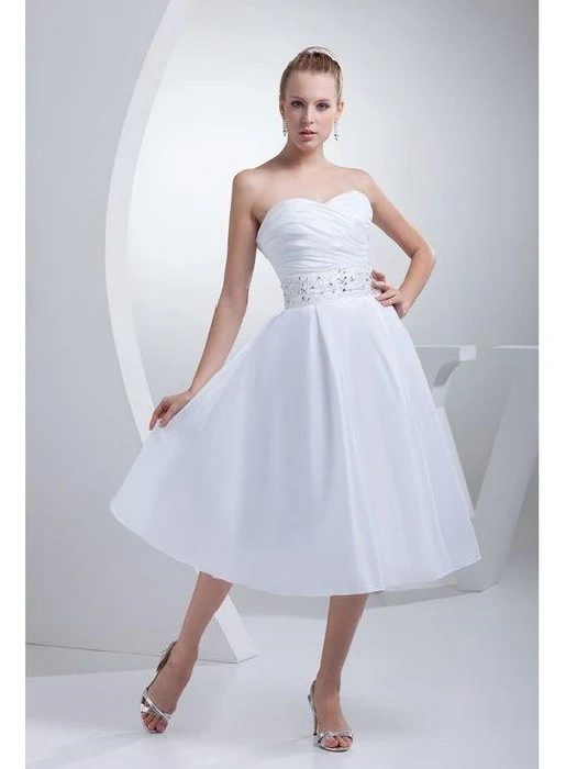 Robe de mariée trapèze courte sans bretelles, longueur thé, avec panneau de taille perlé