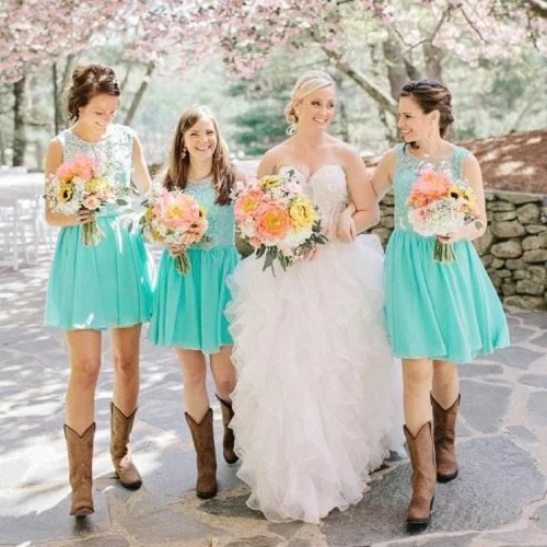 Robes de demoiselle d'honneur courtes en mousseline de soie avec haut en dentelle et bottes de cowboy Country Mint