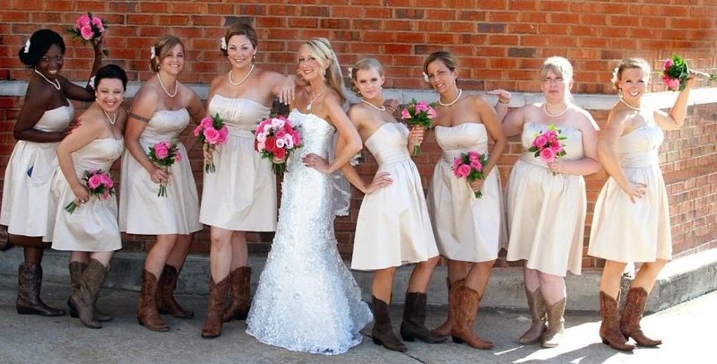 Robes de demoiselle d'honneur courtes sans bretelles froncées en taffetas rustique avec des bottes de cowboy