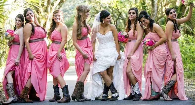 Robes de demoiselle d'honneur longues en mousseline de soie rustique sans bretelles pêche avec des bottes