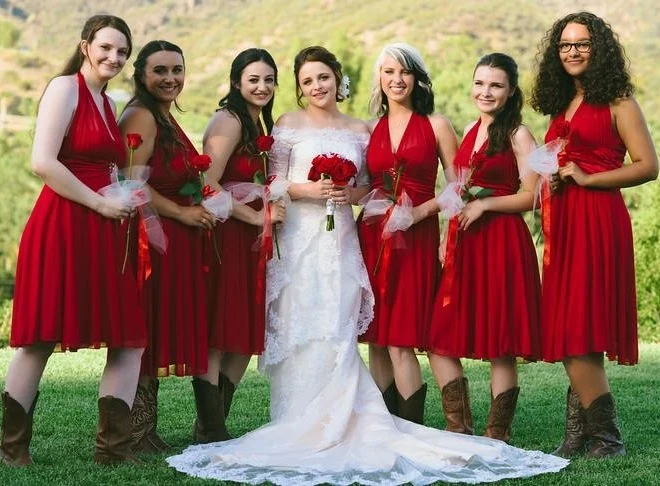 Robes de demoiselle d'honneur à col licou en mousseline de soie rouge, courtes avec des bottes de cowboy