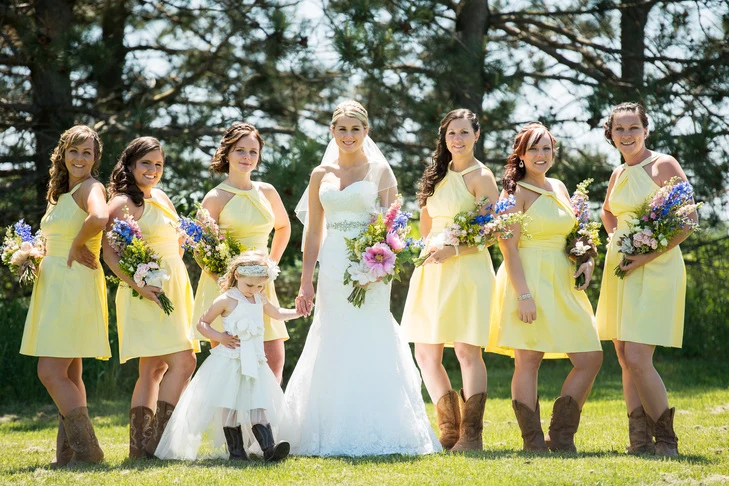 Robes de demoiselle d'honneur de campagne rustique en satin jaune mini courte longueur licou avec bottes de cowboy