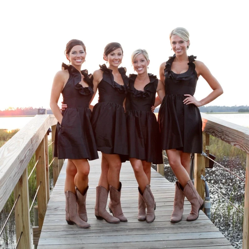 Taffetas marron licou volants cou robes de demoiselle d'honneur courtes avec poches/bottes de cowboy