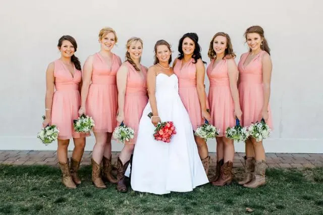 Incroyables robes de demoiselle d'honneur d'été courtes en mousseline de soie, style rustique, corail, avec bottes de cowboy