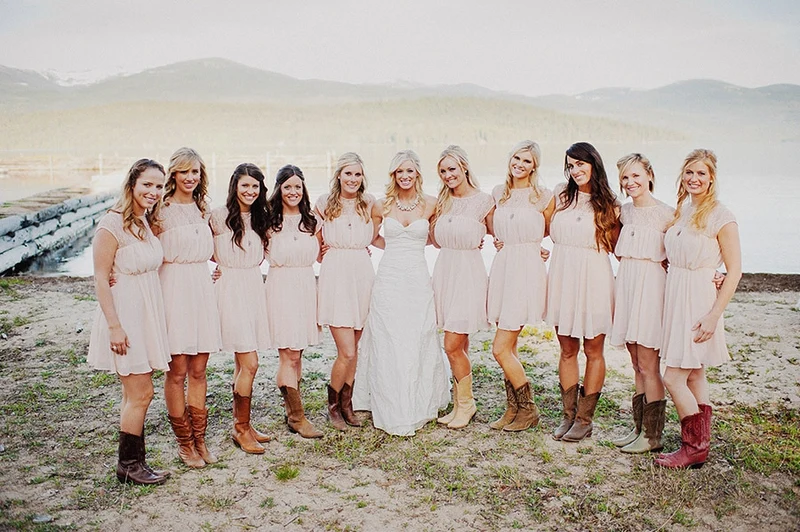Robes de demoiselle d'honneur courtes et rustiques, col bijou, rose blush, avec bottes de cowboy