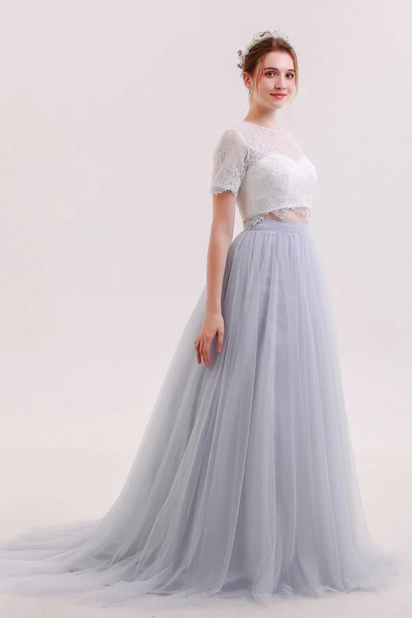Robe de mariée deux pièces avec jupe longue en tulle et haut court en dentelle