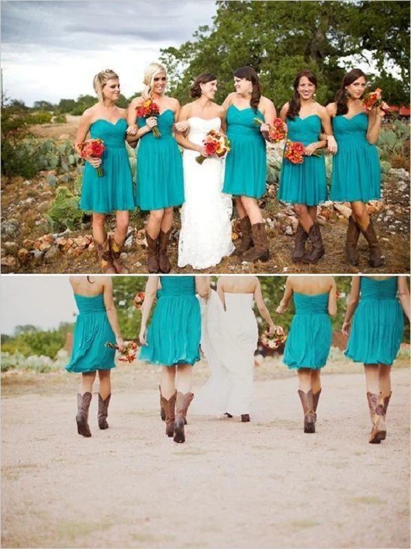 Robes de demoiselle d'honneur courtes bleues de style campagnard avec des bottes