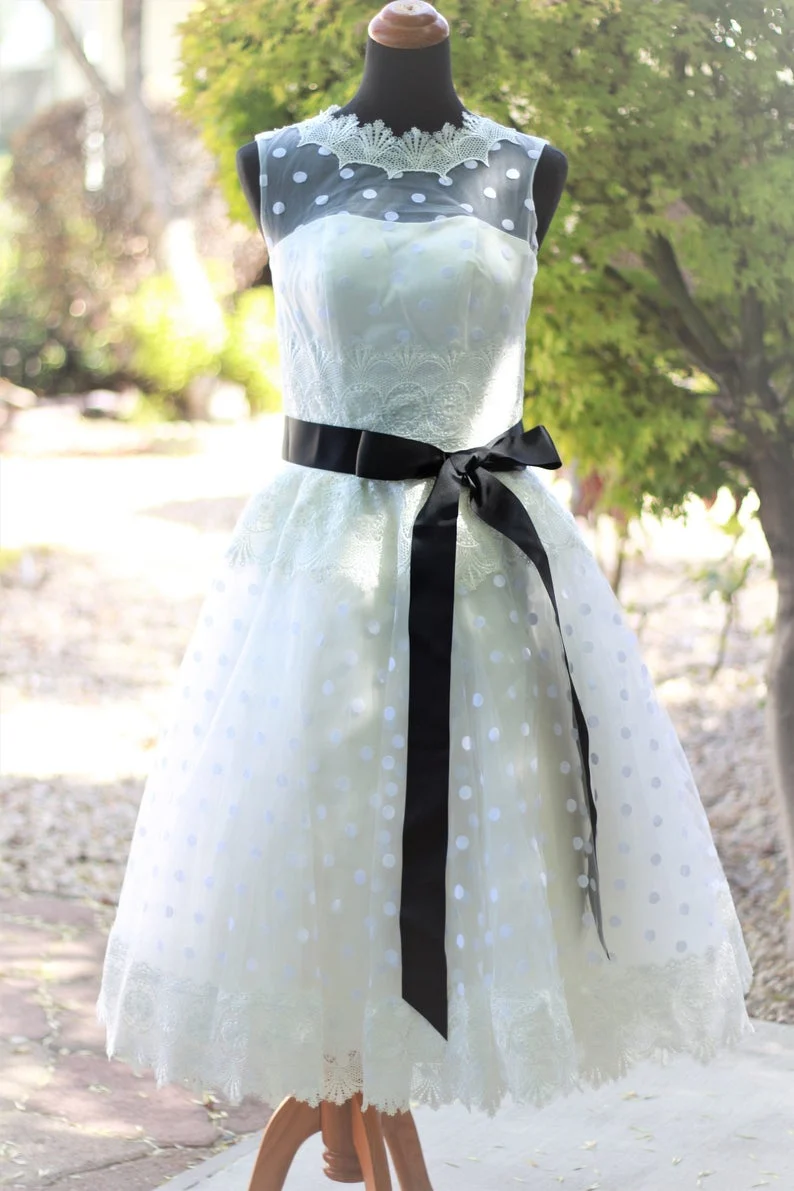 Style rétro superbe robe de mariée modeste de longueur de thé de style des années 1950 à pois