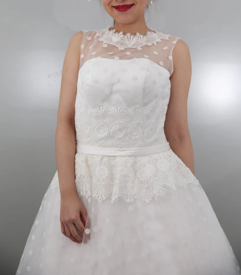 Style rétro superbe robe de mariée modeste de longueur de thé de style des années 1950 à pois