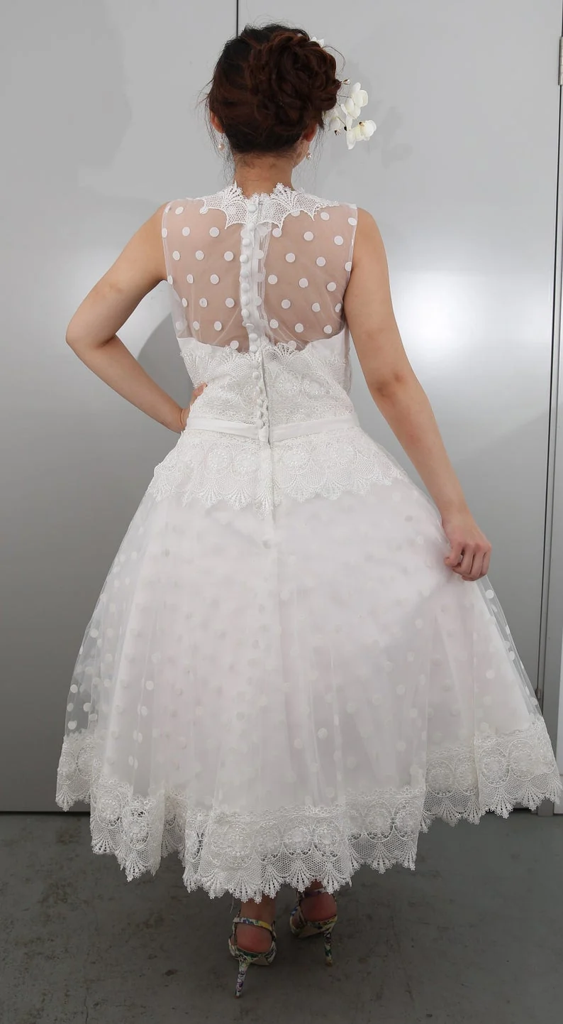 Style rétro superbe robe de mariée modeste de longueur de thé de style des années 1950 à pois