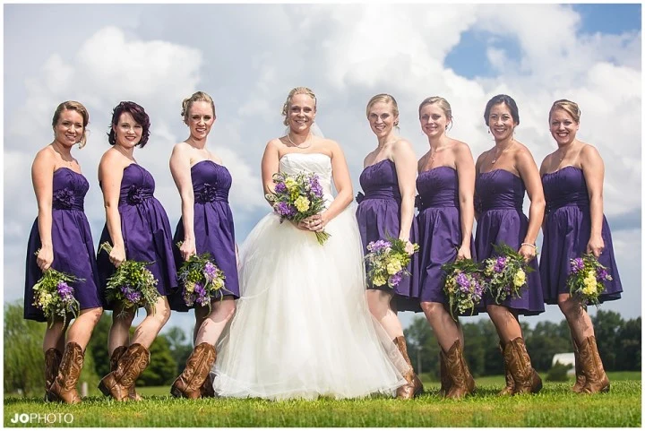 Robes de demoiselle d'honneur country western courtes sans bretelles violettes avec des bottes