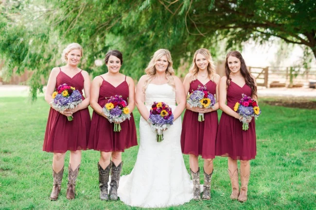 Robes de demoiselle d'honneur courtes sans bretelles bordeaux d'été avec des bottes de cow-girl