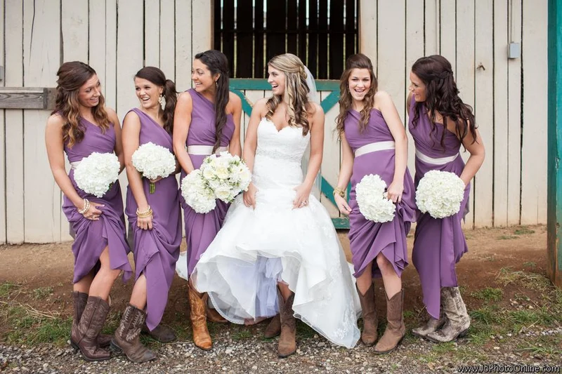Robe de demoiselle d'honneur longue en mousseline de soie violette à une épaule de style campagnard avec des bottes