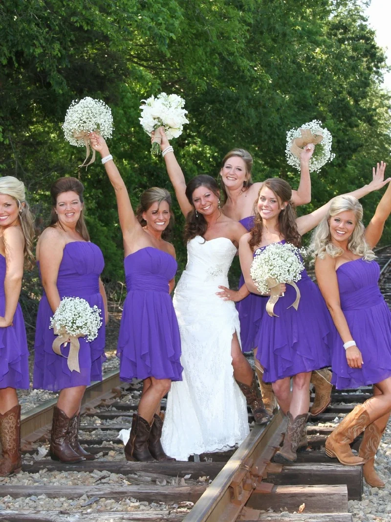 Robes de demoiselle d'honneur courtes violettes en mousseline avec des bottes de cow-girl