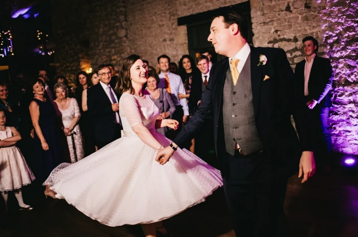 Robe de mariée longueur thé à pois de style campagnard rétro avec manches 1/2